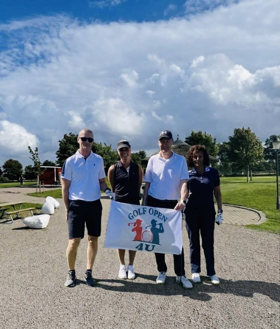 Fyra spelare med Golf Open 4U-flaggan på Allerum